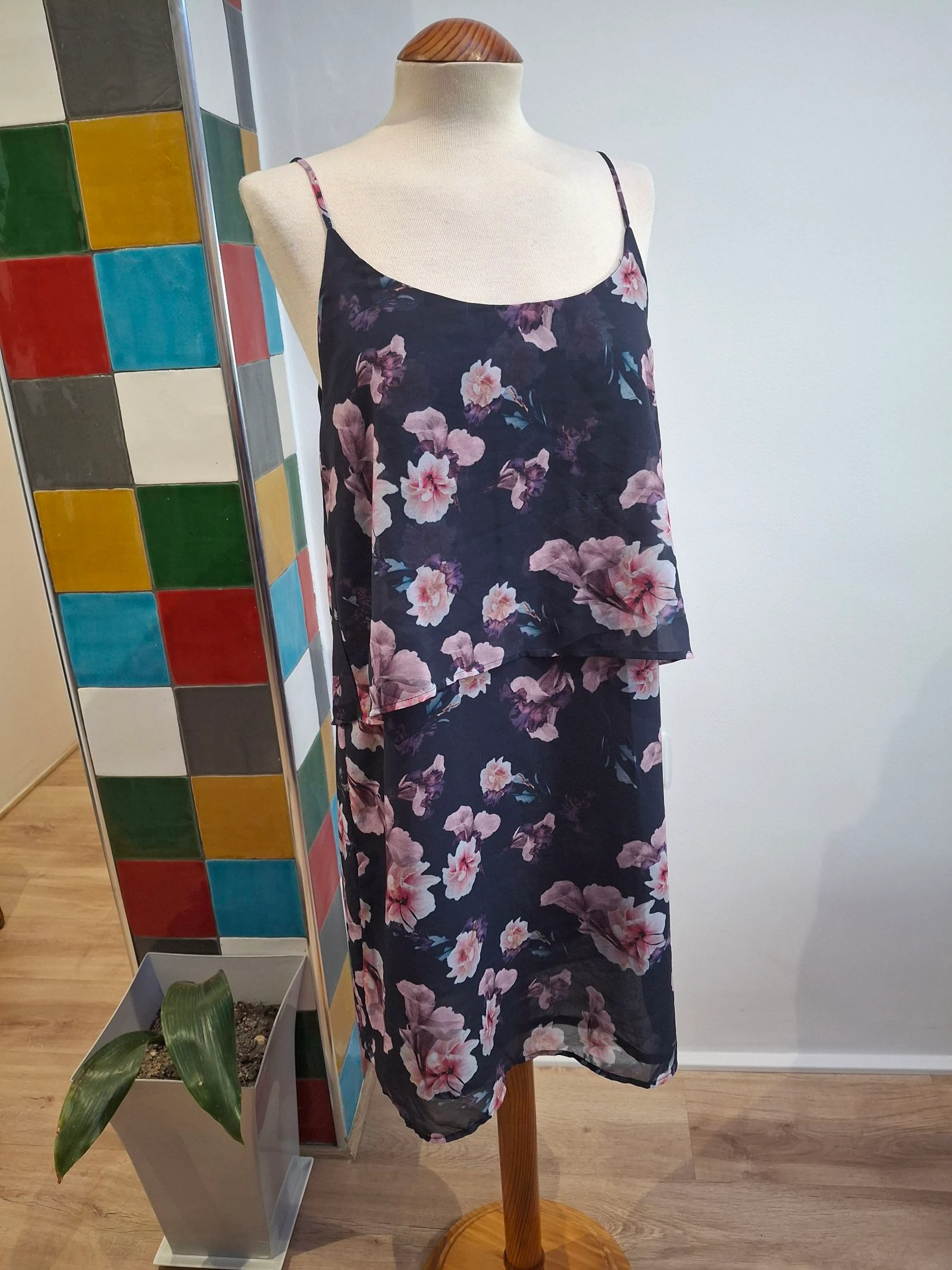 Vestido corto floral Mango Collection - Talla M (Fluido y capas)